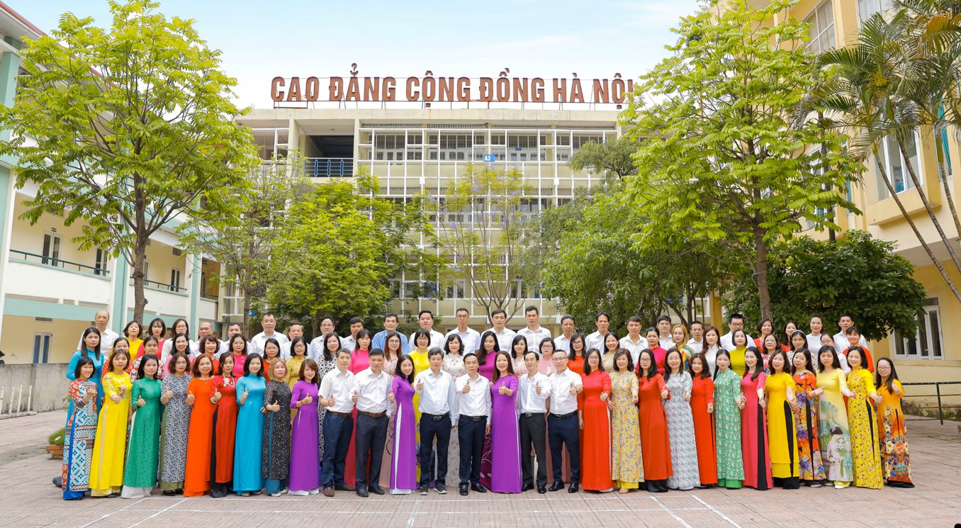 Tập thể cán bộ giáo viên trường Cao đẳng Cộng đồng Hà Nội